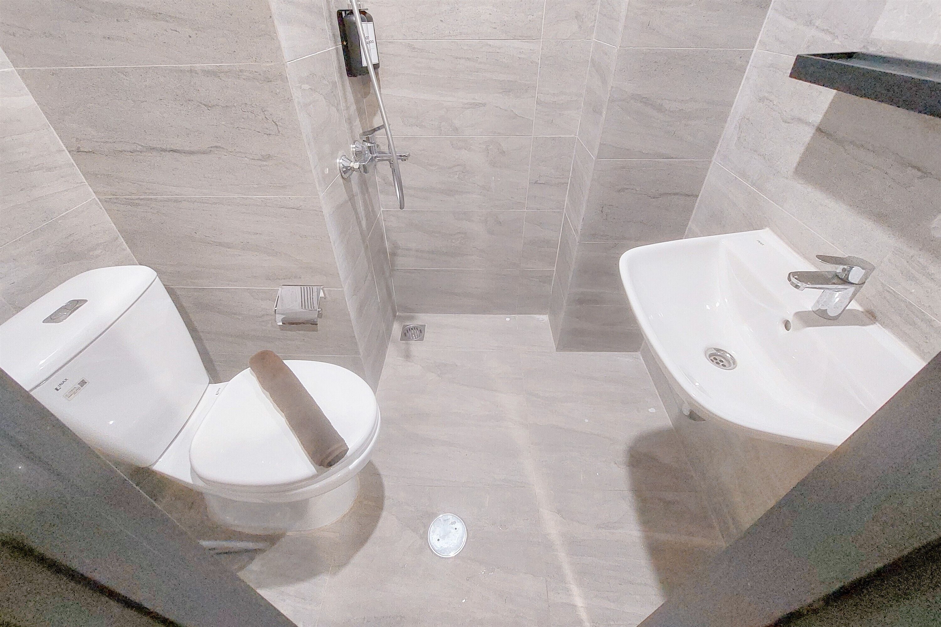 A bathroom with a toilet, bidet, and sink.