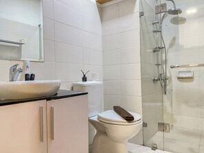 Apartment | Bathroom | Shower, towels