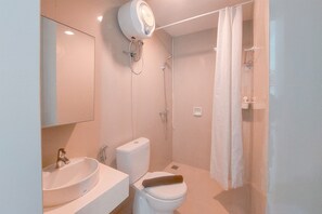 Deluxe Apartment | Bathroom | Shower, towels