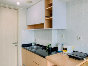 Mini-fridge, stovetop, rice cooker - Restful And Minimalist Studio Springlake Summarecon Bekasi Apartment (Bekasi)