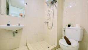 Ein Badezimmer mit Waschbecken, Toilette und Dusche.