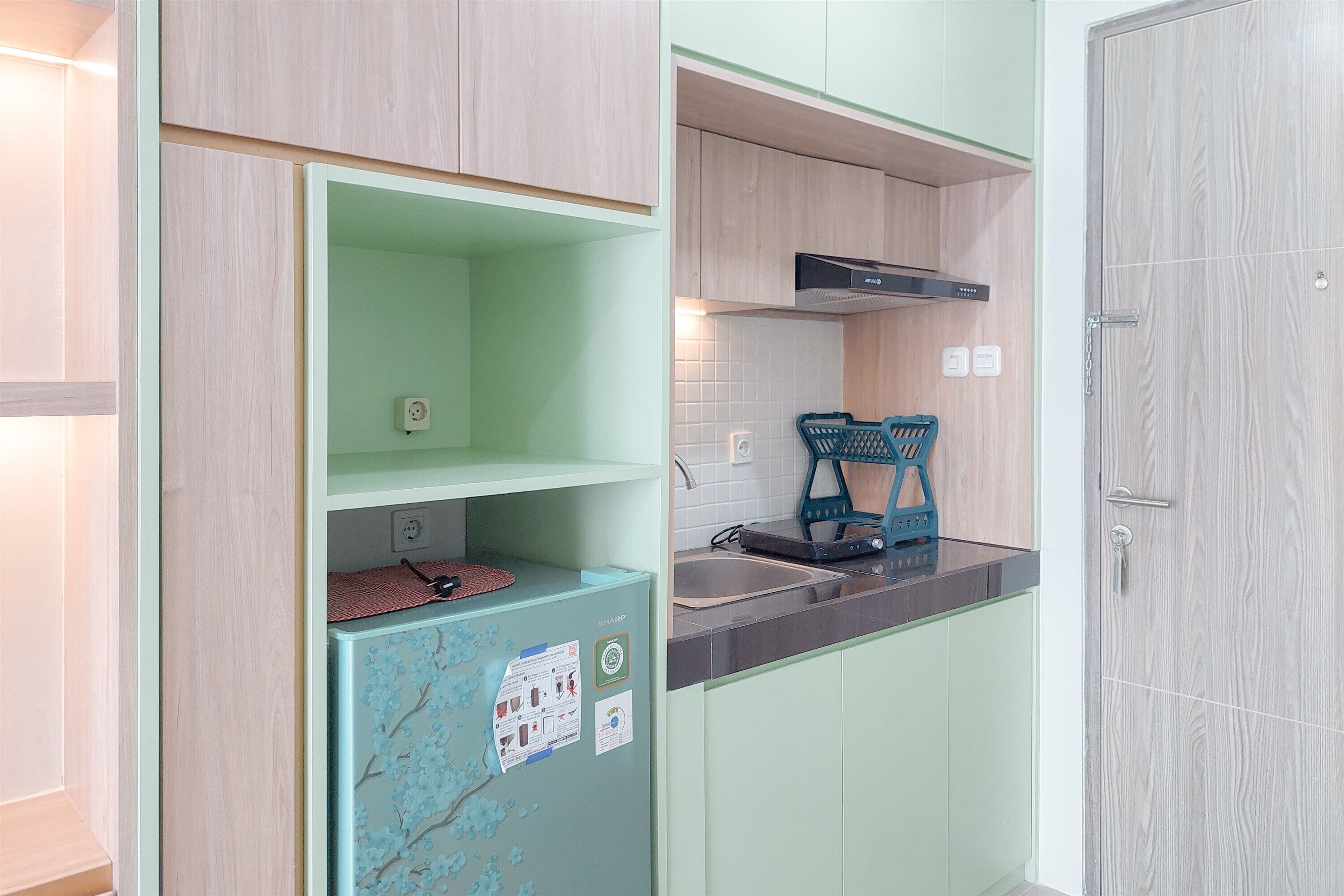 Estudio | Cocina privada | Frigorífico, placa de cocina y arrocera