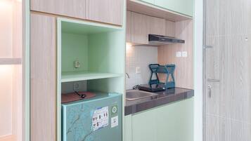 Estudio | Cocina privada | Frigorífico, placa de cocina y arrocera