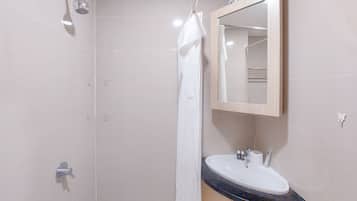 Studio | Bathroom | Shower, towels