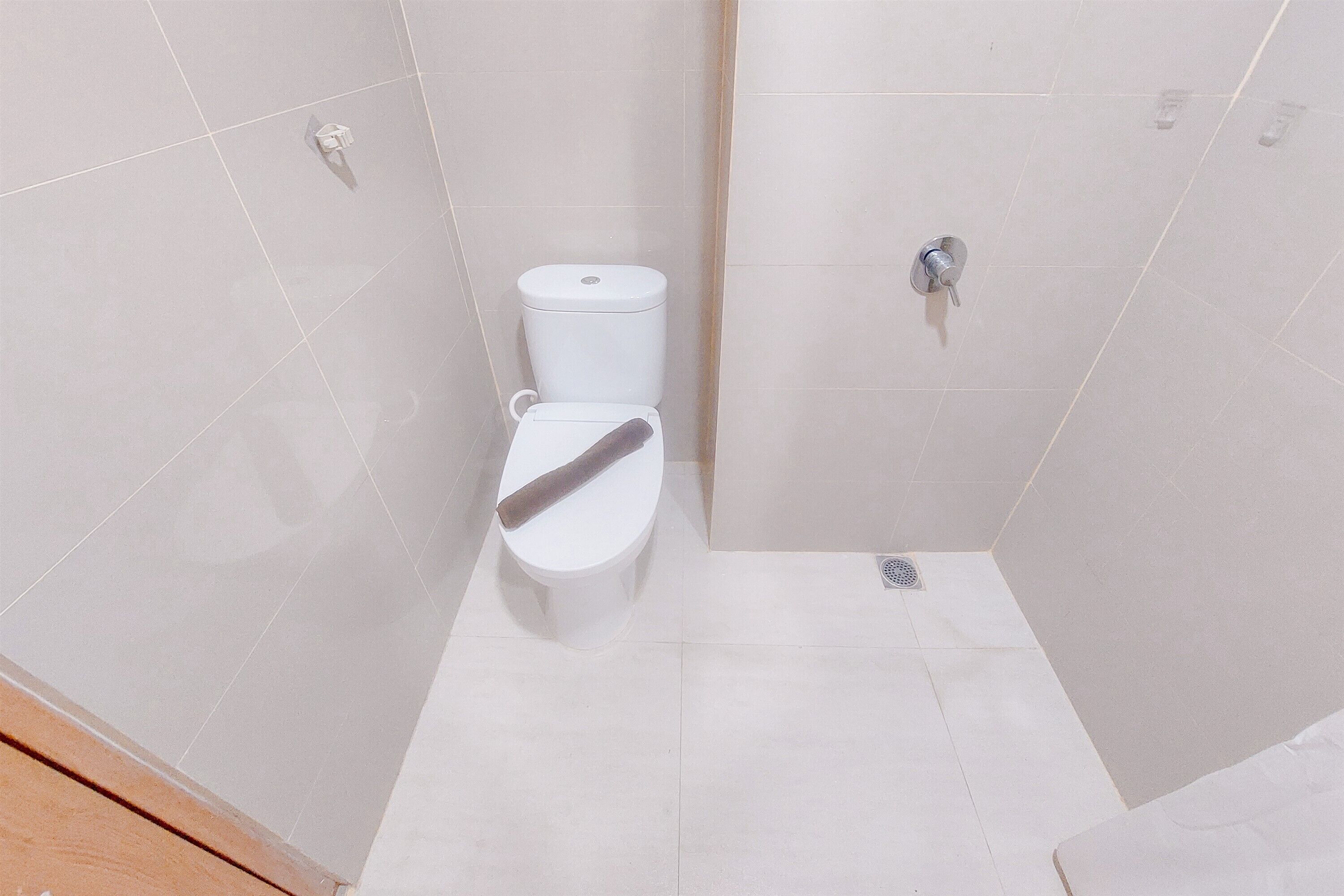 Ein kleines, modernes Badezimmer mit Toilette, Duschbereich und Waschbecken.