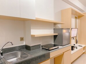 Studio | Private kitchen | Mini-fridge, stovetop, rice cooker - Good Deal And Elegant Studio Transpark Cibubur Apartment (Depok)