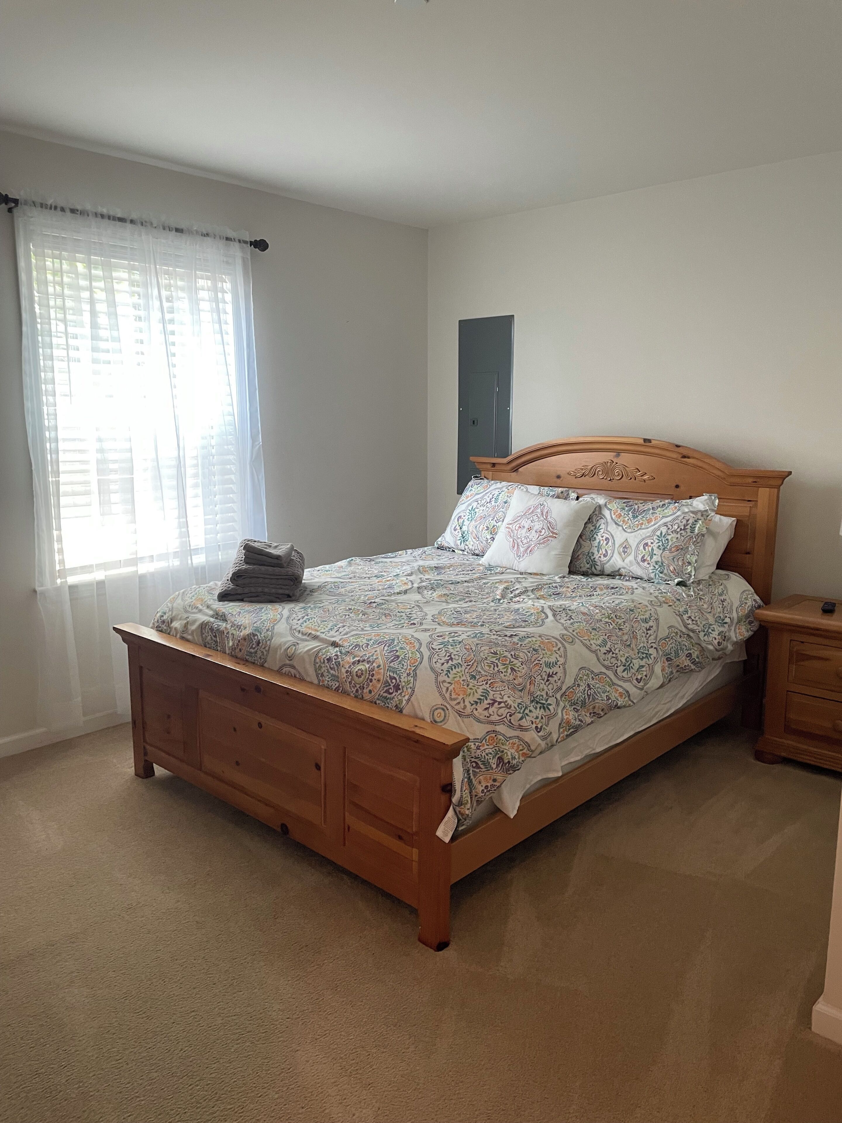 Charming Bedroom and Sitting Room with WiFi. 