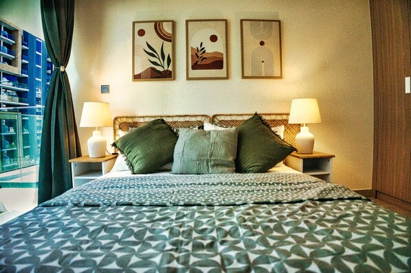 Tabla de planchar con plancha, wifi y ropa de cama 