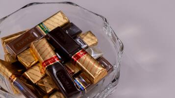 Una ciotola di vetro con cioccolatini assortiti.