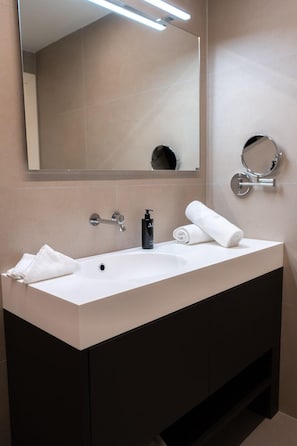Exclusive Suite | Bathroom | Shower, free toiletries, hair dryer, slippers
