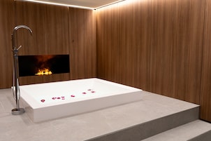 Sauna seca, banheira de hidromassagem