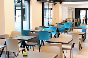 Daily full breakfast (CHF 15 per person)
