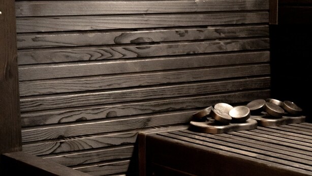 Ein Badezimmer mit Holzwand und einem Waschbecken im modernen Design.