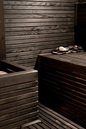 Une salle de bain avec un mur en bois et un lavabo au design moderne.