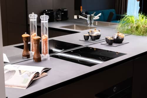 Frigorífico, microondas, horno y placa de cocina