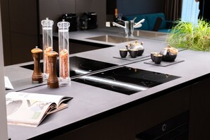 Réfrigérateur, micro-ondes, four, plaque de cuisson