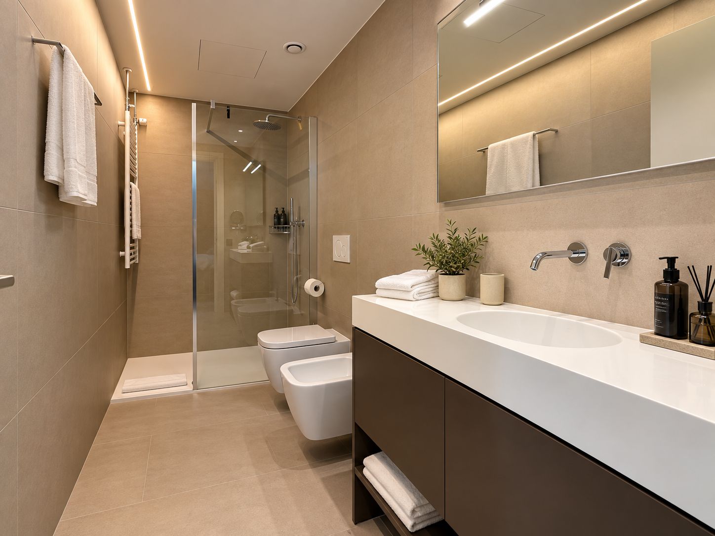 Un baño moderno con ducha envuelta en vidrio, inodoro y tocador con lavamanos.