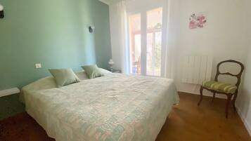 1 chambre, bureau, fer et planche à repasser, lit parapluie