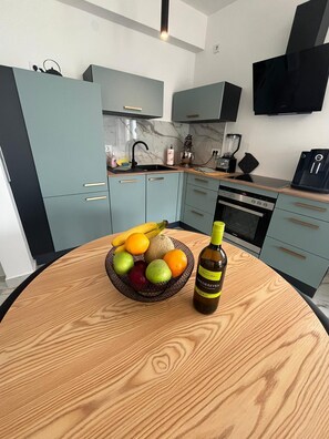 Réfrigérateur, four, plaque de cuisson, cafetière/bouilloire
