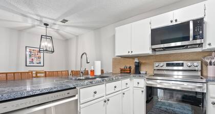 Eagle's Escape ~ Cozy 2-Bedroom Condo in Welcoming Auburn