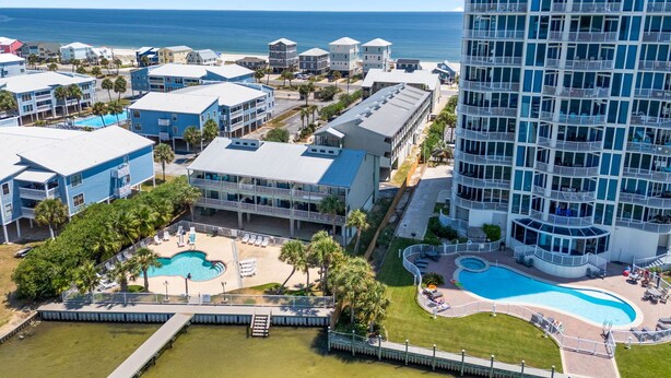 Un hôtel de grande hauteur doté de nombreux balcons, d’une piscine et offrant une vue sur l’océan.
