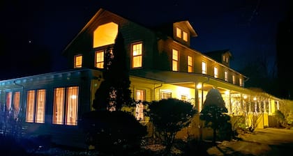 HollyKissHudsonValley Grand Suite in 1900 Renovated Lodge