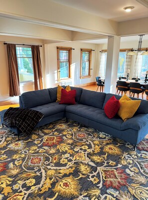 Téléviseur, foyer, livres