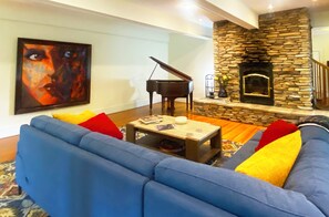 Téléviseur, foyer, livres