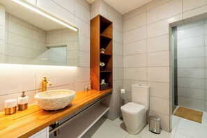 Shower, hair dryer, towels, soap - Casa Antonette, a beautiful warm house, sun all day with a big pool to enjoy. (Calheta)
