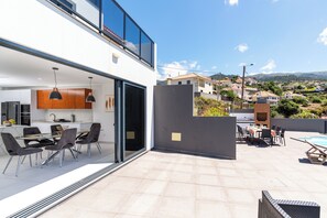 Outdoor dining - Casa Antonette, a beautiful warm house, sun all day with a big pool to enjoy. (Calheta)