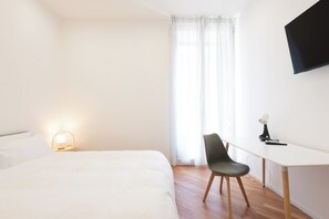 1 dormitorio, tabla de planchar con plancha, wifi y ropa de cama