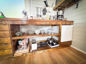 Kjøleskap, mikrobølgeovn, kokeplater og kaffetrakter/tekoker