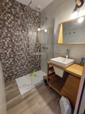 Douche, sĂšche-cheveux, papier toilette