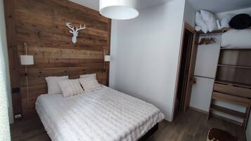 5 bedrooms, travel crib, free WiFi