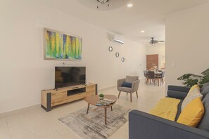 TV - Stylish Condo with Premium Amenities (Mérida)