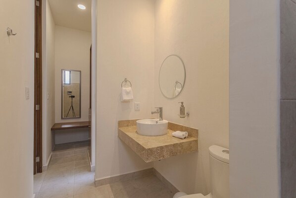 Bathroom - Stylish Condo with Premium Amenities (Mérida)