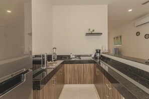 Private kitchen - Stylish Condo with Premium Amenities (Mérida)
