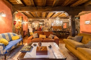 Interior - Country House 'La Casona De Barrio' with Mountain View, Private Pool and Wi-Fi (Barrio)