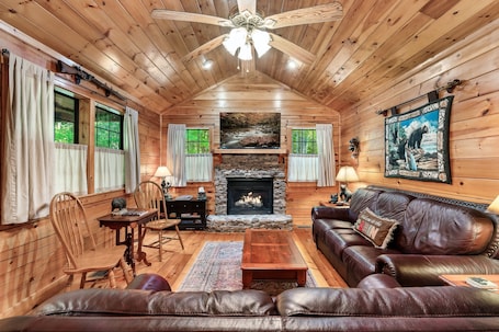 Smart TV, fireplace, books. Copper Ridge Log Cabin RV/Boat/Trailer parking