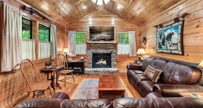 Copper Ridge Log Cabin RV/Boat/Trailer parking