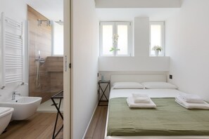 Een douche, een haardroger, een bidet, handdoeken