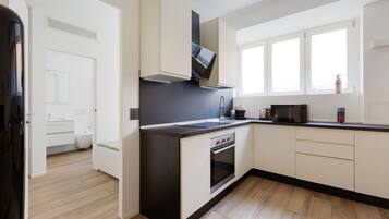 Frigorifero, microonde, forno, piano cottura