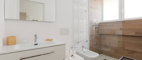 Douche, séchoir à cheveux, bidet, serviettes fournies