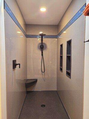 Dusche, Handtücher, Toilettenpapier