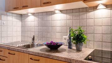 Fridge, stovetop, coffee/tea maker, electric kettle