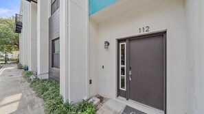 Exterior detail - Walk to Downtown, Rooftop Jacuzzi, Contemporary Decor (Sarasota)