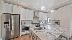 Fridge, microwave, oven, stovetop - Walk to Downtown, Rooftop Jacuzzi, Contemporary Decor (Sarasota)