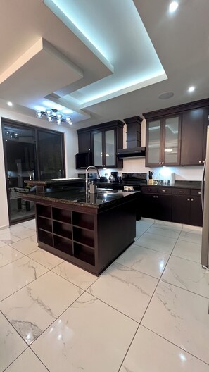 Microwave, oven, stovetop - 4-bedroom house in delightful San Pedro Sula with private pool, mountain views  (Jaragua)