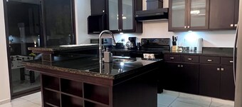 4-bedroom house in delightful San Pedro Sula with private pool, mountain views 