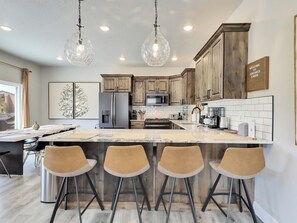 Fridge, microwave, oven, stovetop - Crooked Cabin Retreat 1 Min to Navajo (Brian Head)